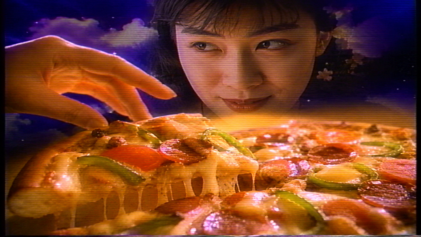 90年代VHS風の映像でチーズが不自然に伸びる狂気的なAIピザCM風イメージ