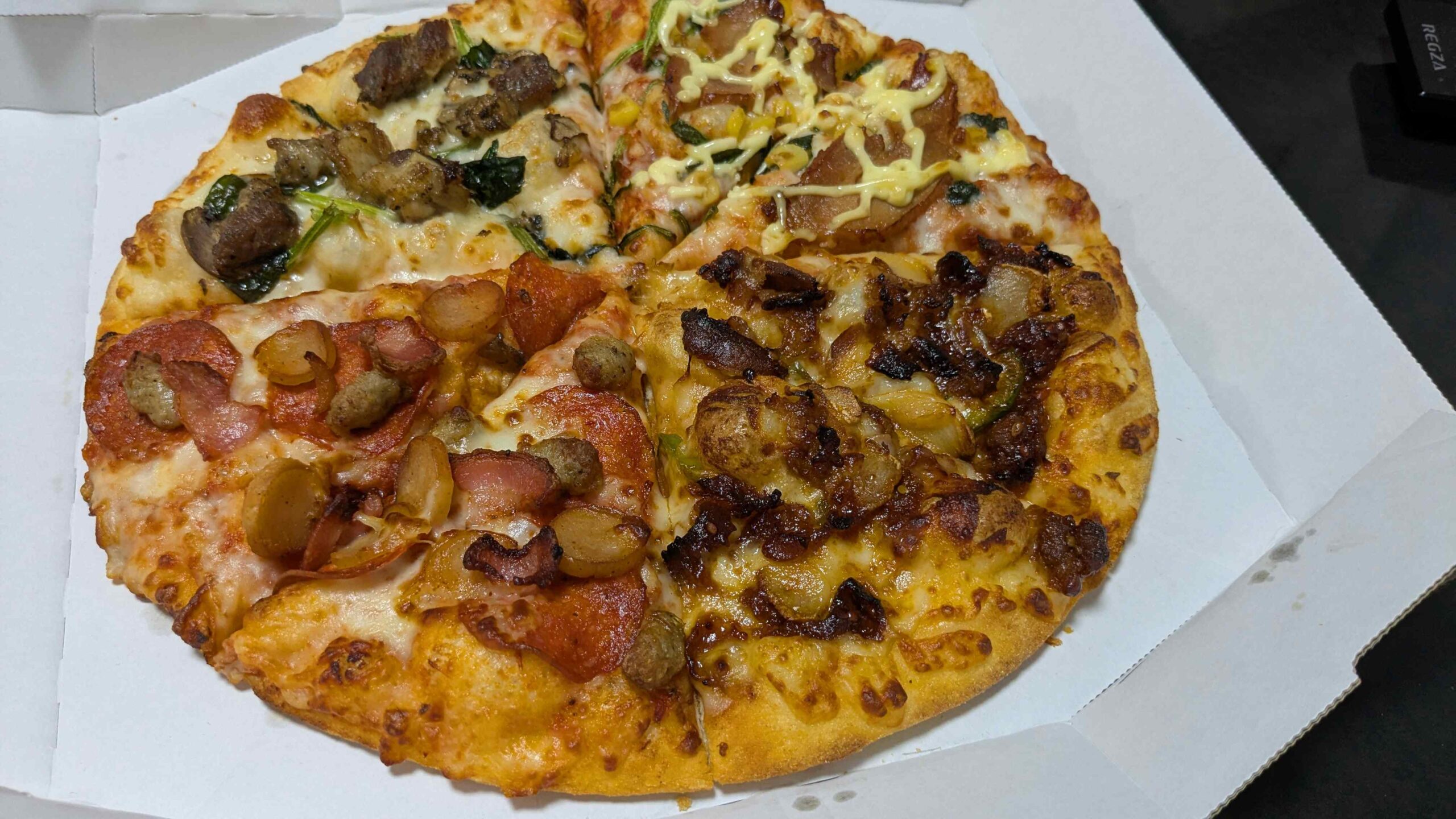 ドミノピザのクワトロミートマックスは炭火焼チキテリ、炭火焼ビーフ、ギガ・ミート、高麗カルビの組み合わせ。